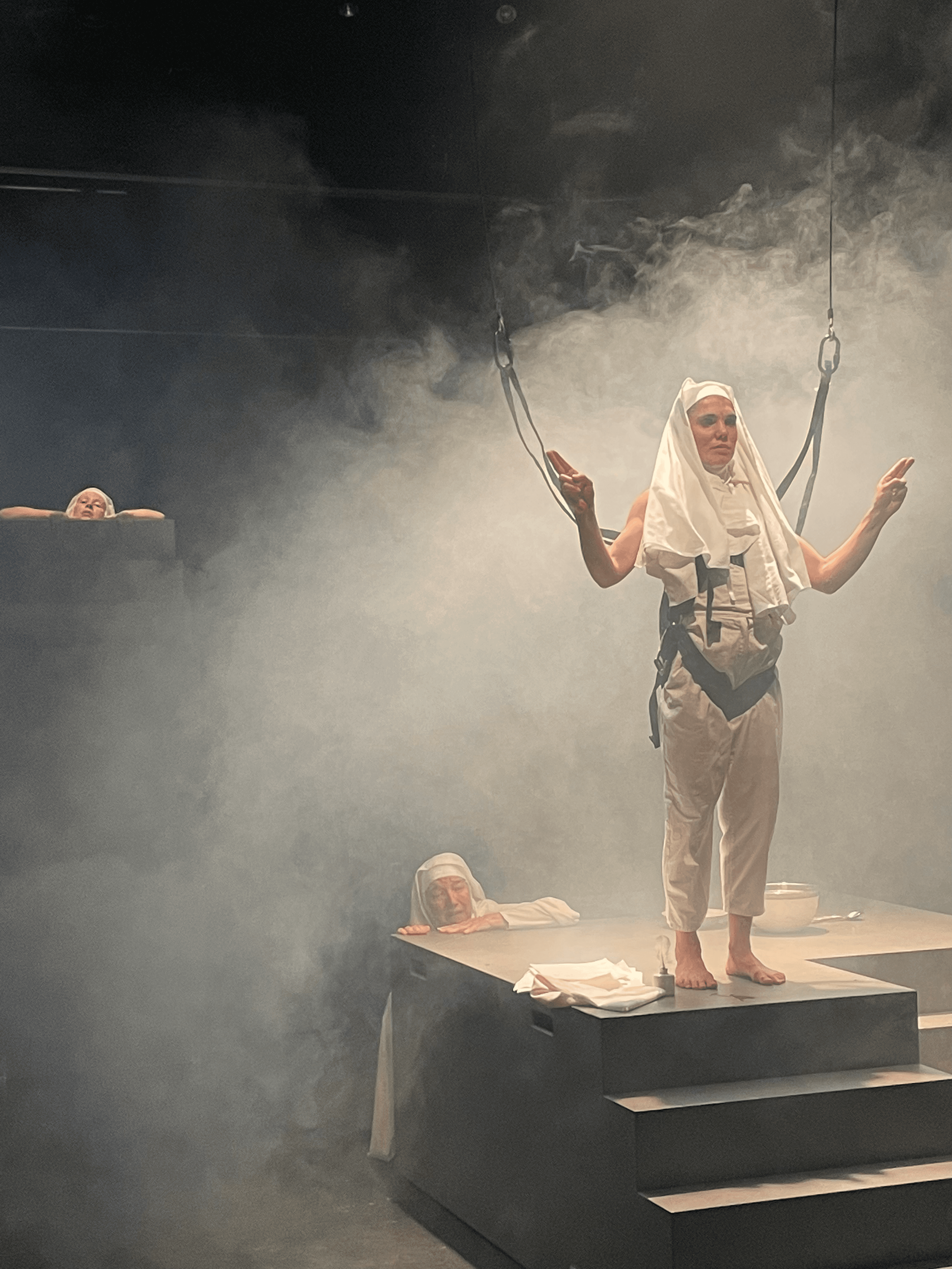 und Doris Gruner, Nélida Martinez und Isabeau Leboucher in „Lautes Gebrüll aus Gandersheim“, Regie Lorenz Leander Haas. Foto Janic Bebi